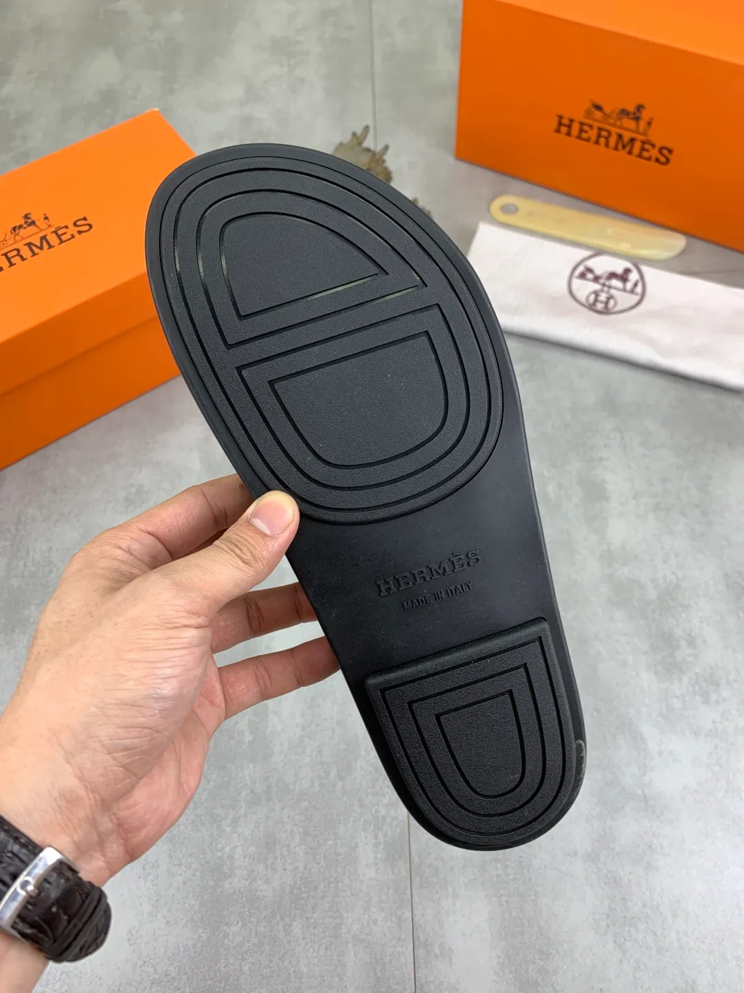 Men's shoes 💰P440 New [HERMES] high-end quality new Hermès slippers, made of imported silk calfskin, wear-resistant and non-slip rubber outsole. Fashionable and elegant code number: 39-44 (38 45 46 customized)